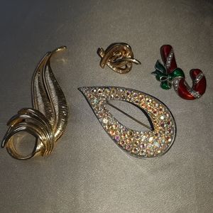 Set of 4 pins, brooches